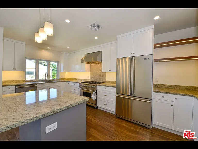 1609 Oak St — Photo 7