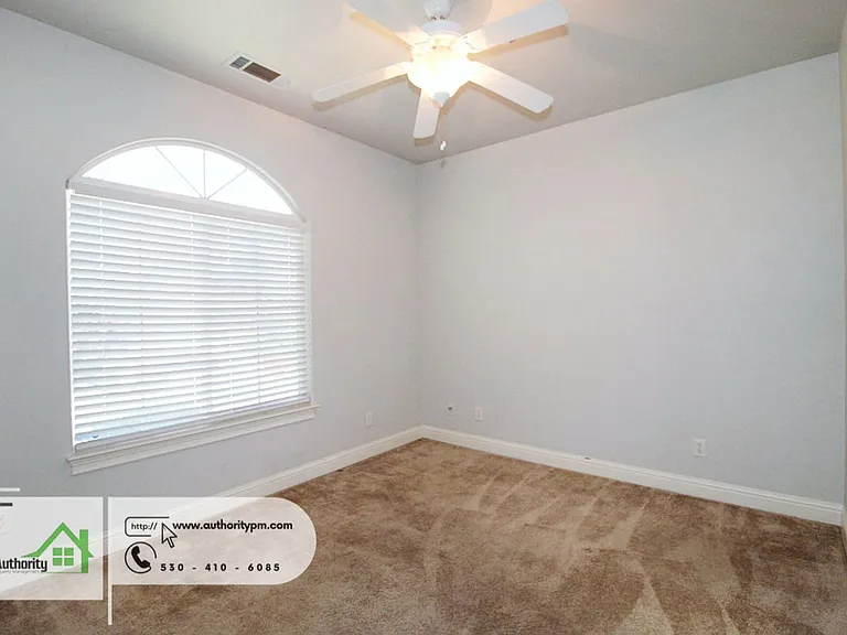 2052 Hedgerow Ave — Photo 13
