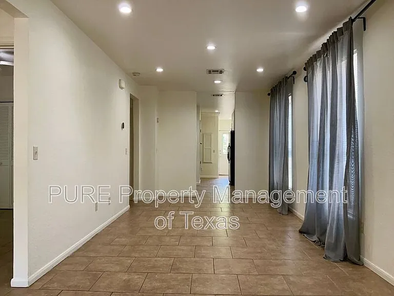 2517 E 4th St — Photo 5