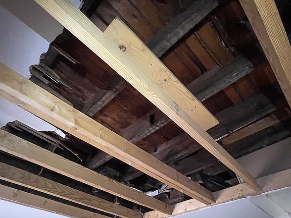 4th image of 504 Brown St