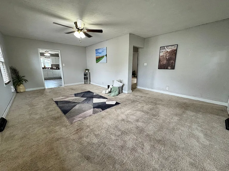 230 E Gilbert Dr — Photo 3
