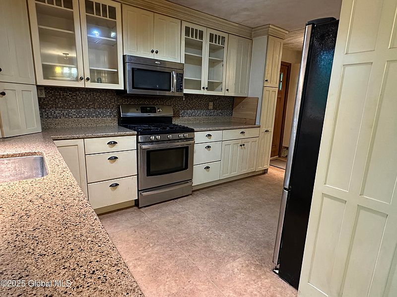 2nd image of 1037 Ledge Hill Road