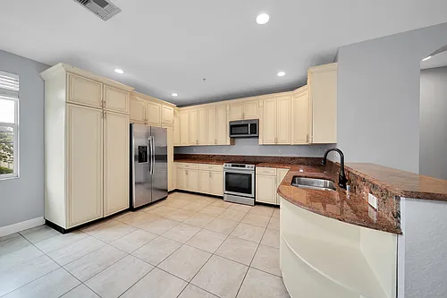 219 N L St #108 Photo 1