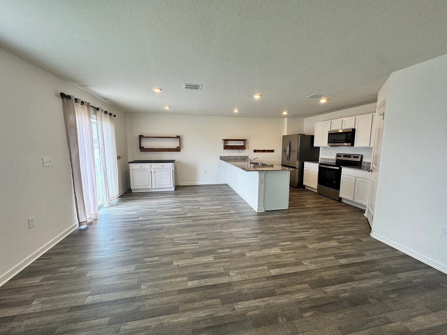 Beautiful 4 Beds 2.5 Baths in Sumterville — Photo 2