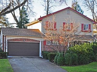 158 Executive Dr, New Hyde Park, NY 11040