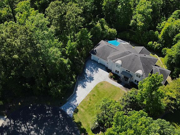 2nd image of 256 Long Ridge Dr.