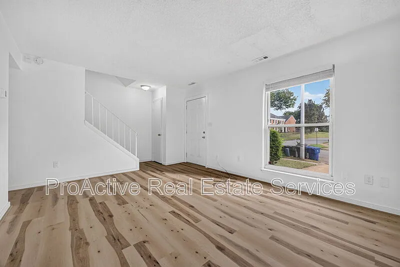 3 bed, 1.5 bath, 1220 sqft, $1,600 — Photo 2