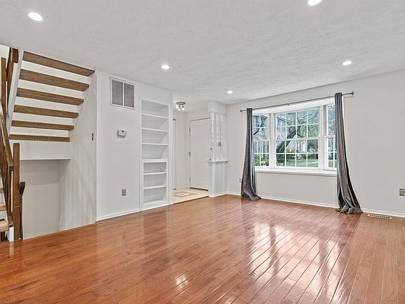 3rd image of 302 Gundry Dr