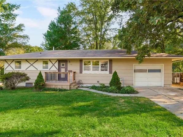 1105 Edgevale Ter, Harrisonville, MO 64701