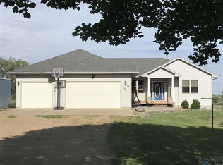 301 N Cedar St, Freeman, SD 57029