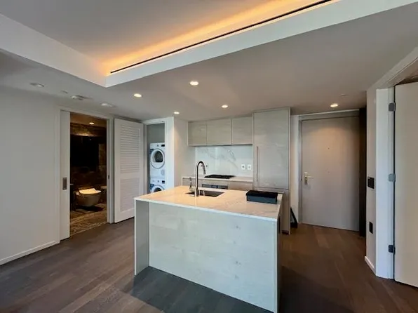 1408 Robson St #902, Vancouver, BC V6G 1C1