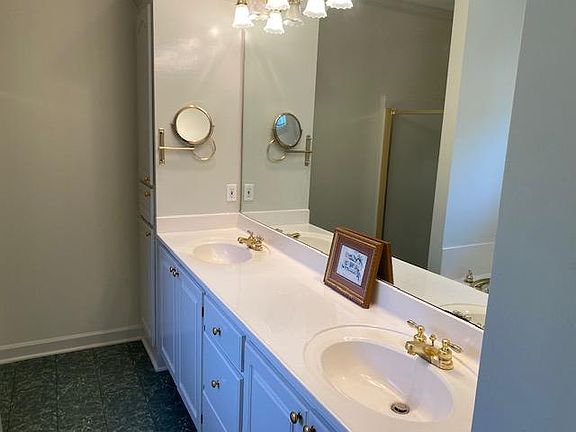 5th image of 504 Willow Court Dr