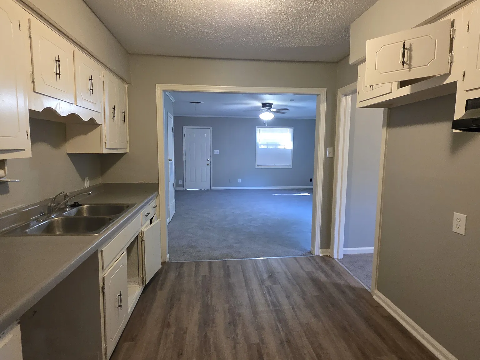 Beautiful 3-Bedroom, 1-Bath Home — Photo 4