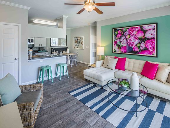 Comfortable Spacious Living Room - Thornhill Apartments