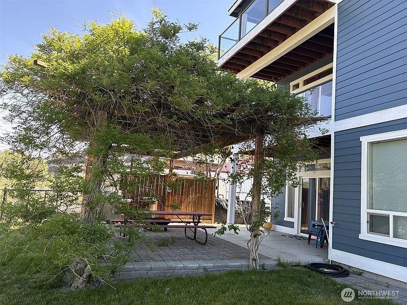 3rd image of 582 River Drive SW