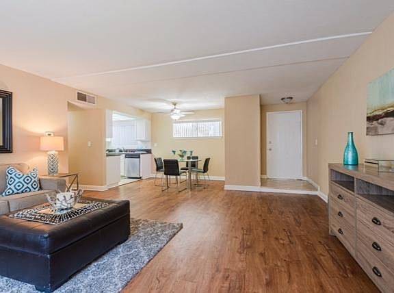 4th image of 13138 Moorpark St #6