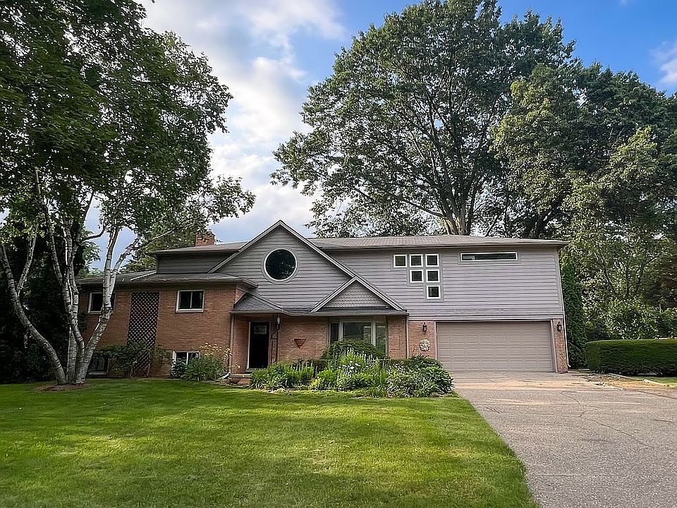 1st image of 2388 Renfrew Ave