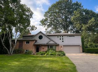 2388 Renfrew Ave, Sylvan Lake, MI 48320