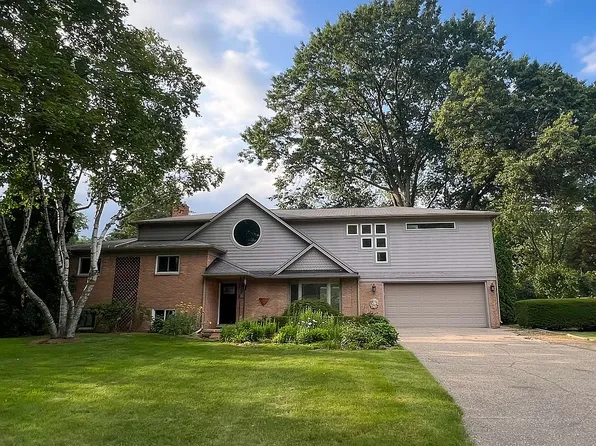 2388 Renfrew Ave, Sylvan Lake, MI 48320