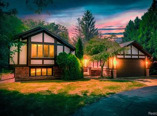 8511 Bridge Rd, Grosse Ile, MI 48138