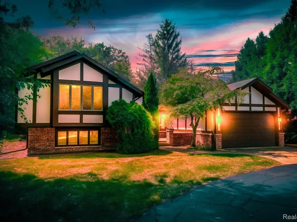 8511 Bridge Rd, Grosse Ile, MI 48138