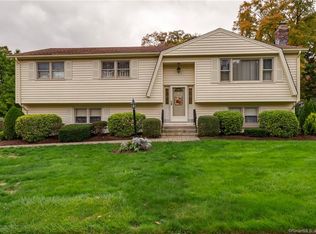 8 Raelin Rd, Hamden, CT 06514