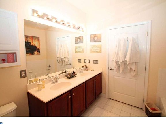 4th image of 350 W Elm St Suite 3209