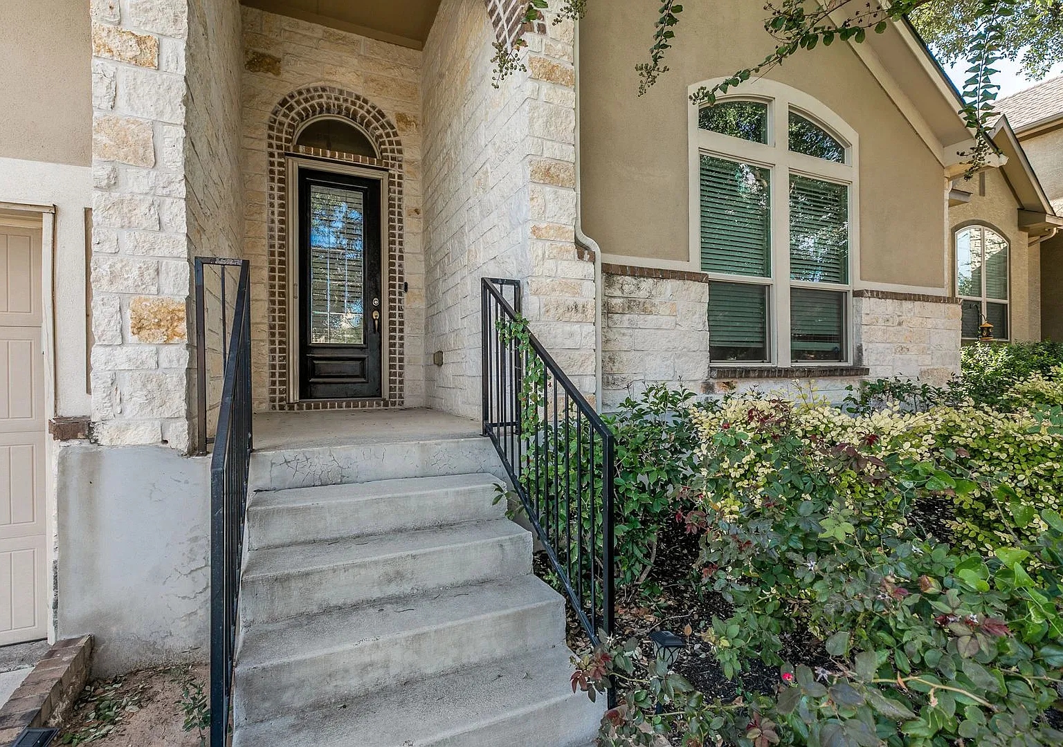 Spacious 4 Bedroom-Single Story in Alamo Ranch! — Photo 3