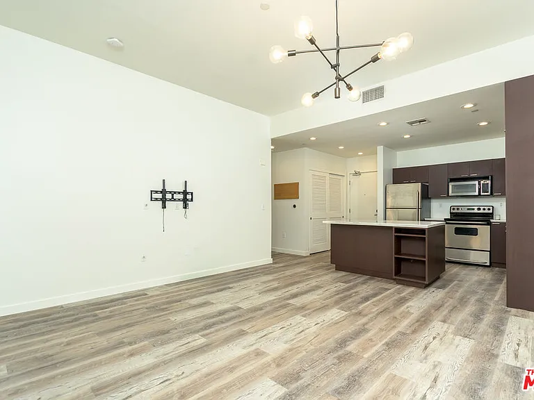 630 W 6th St #207 — Photo 17