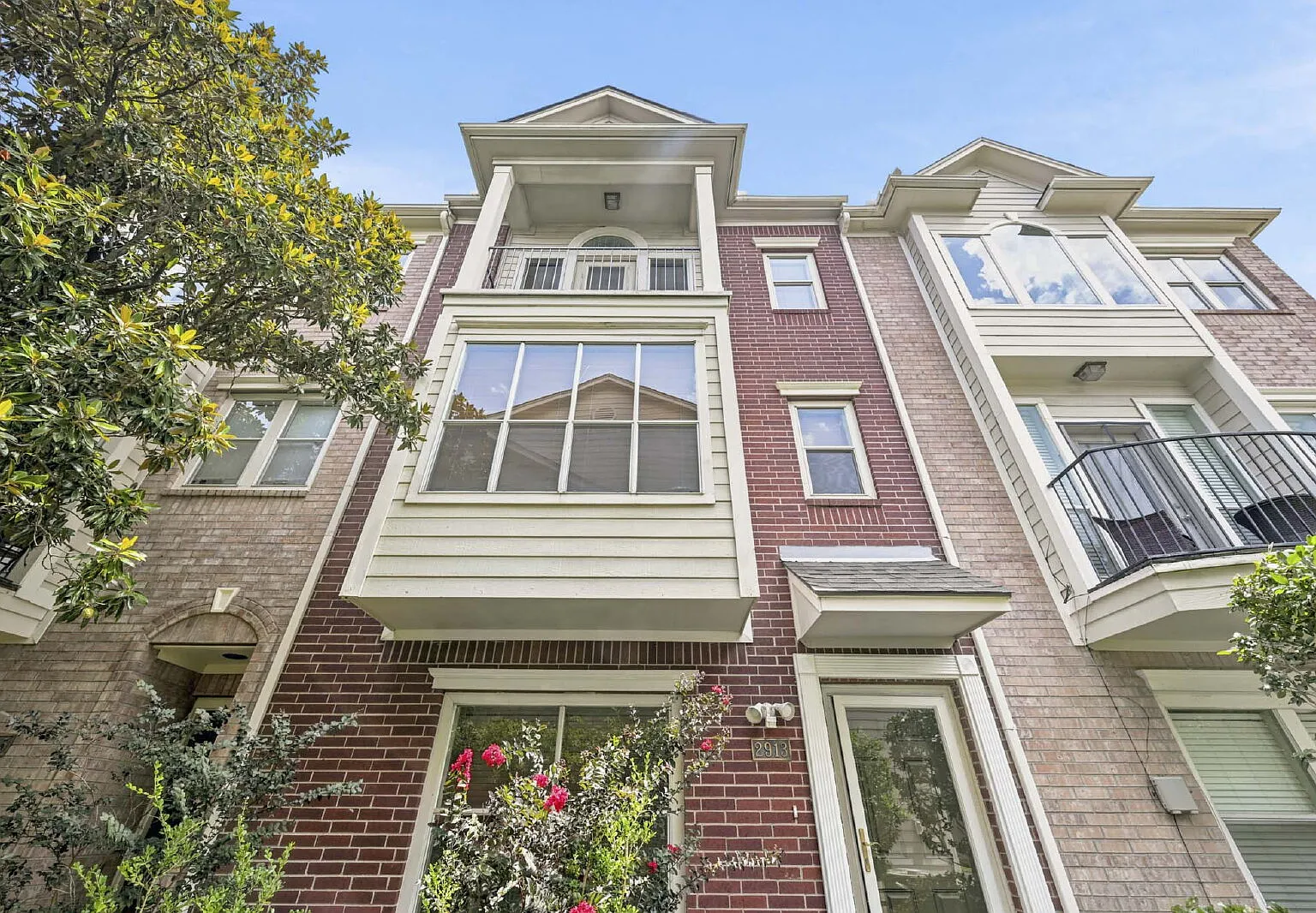2 bed, 2.0 bath, 2041 sqft, $2,600 — Photo 3