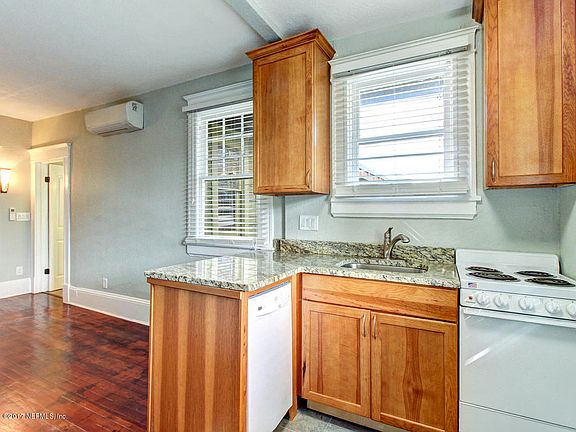 3rd image of 2114 Herschel St #B
