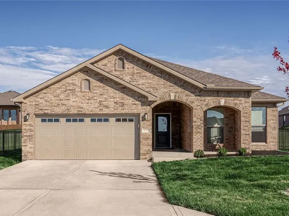 6751 Arapahoe Dr, Shawnee, KS 66226