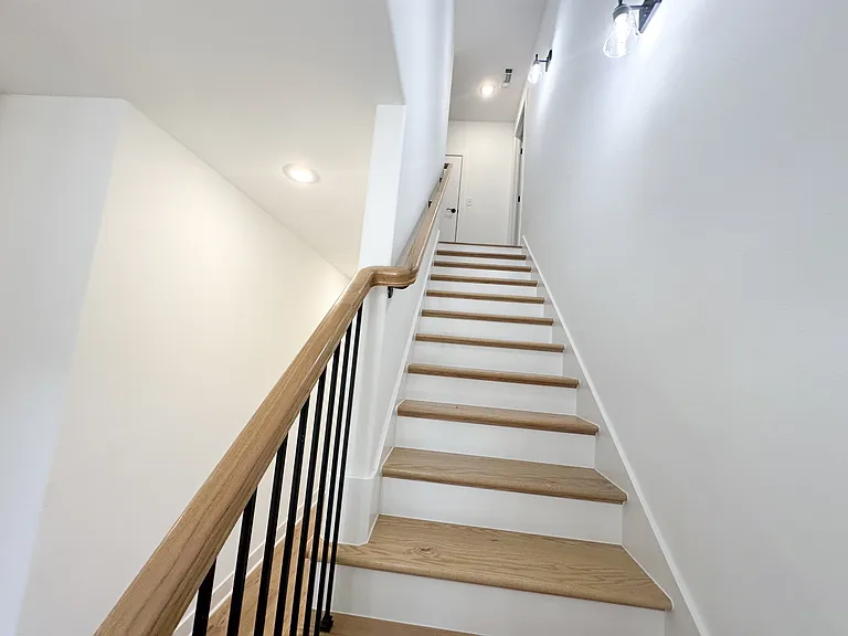 1751 W Holly St — Photo 2