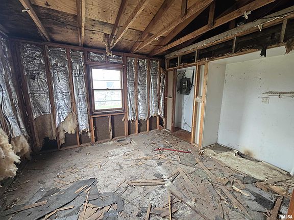 3rd image of 622 W Walnut St