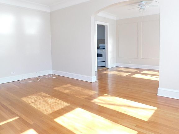 2nd image of 1916 W Morse Ave APT 3S