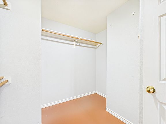 5th image of 509 Lone Oak St APT 1