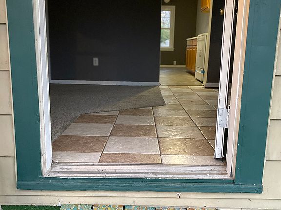 3rd image of 305 Smith St
