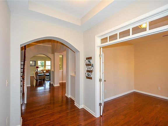 5th image of 806 Cotton Creek Dr