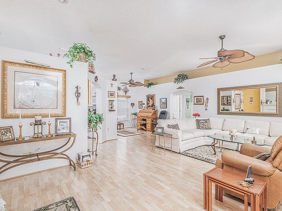 5th image of 501 NW Casanova Cir