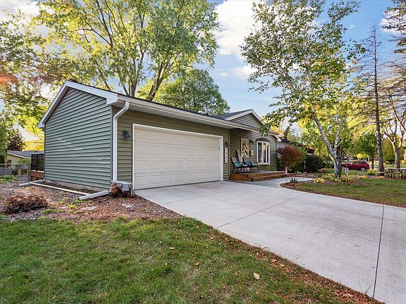 3rd image of 1422 Rae Ln