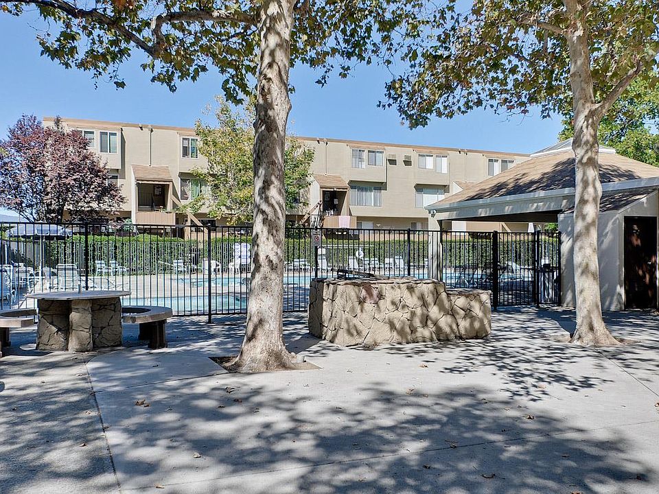 1st image of 490 Auburn Way APT 2