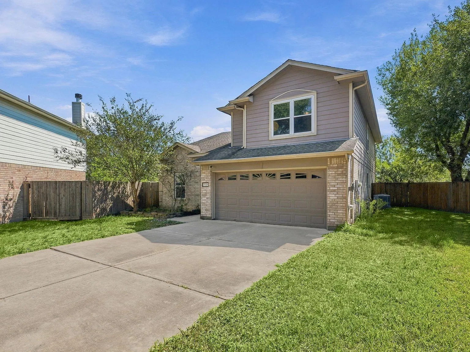 4 bed, 2.5 bath, 2167 sqft, $2,300 — Photo 2