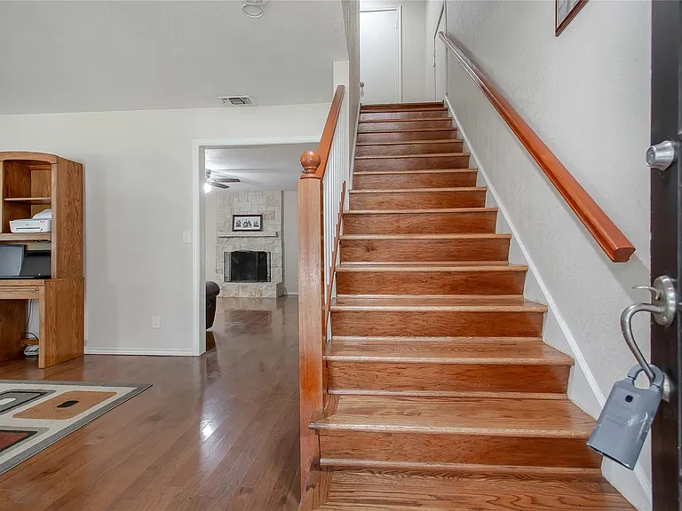 1428 Dumont Dr — Photo 2
