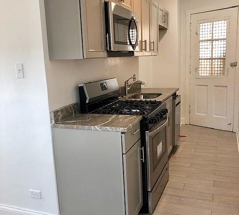 2nd image of 1062 W Thorndale Ave #3R