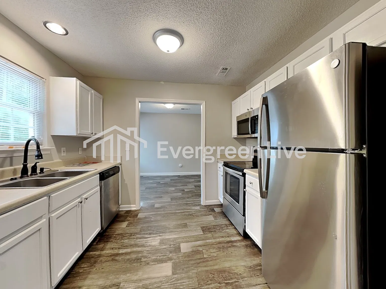 3 bed, 3.0 bath, 1528 sqft, $1,825 — Photo 2