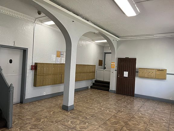 2nd image of 400 1/2 S Kenmore Ave #305
