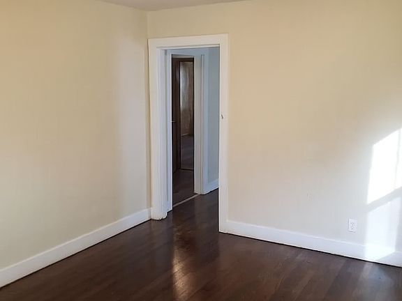 2nd image of 915 Brentwood Ave
