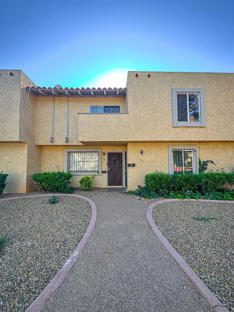 Cozy 2 Bedroom, 1.5 Baths Townhome With A Courtyard Patio! — Photo 1
