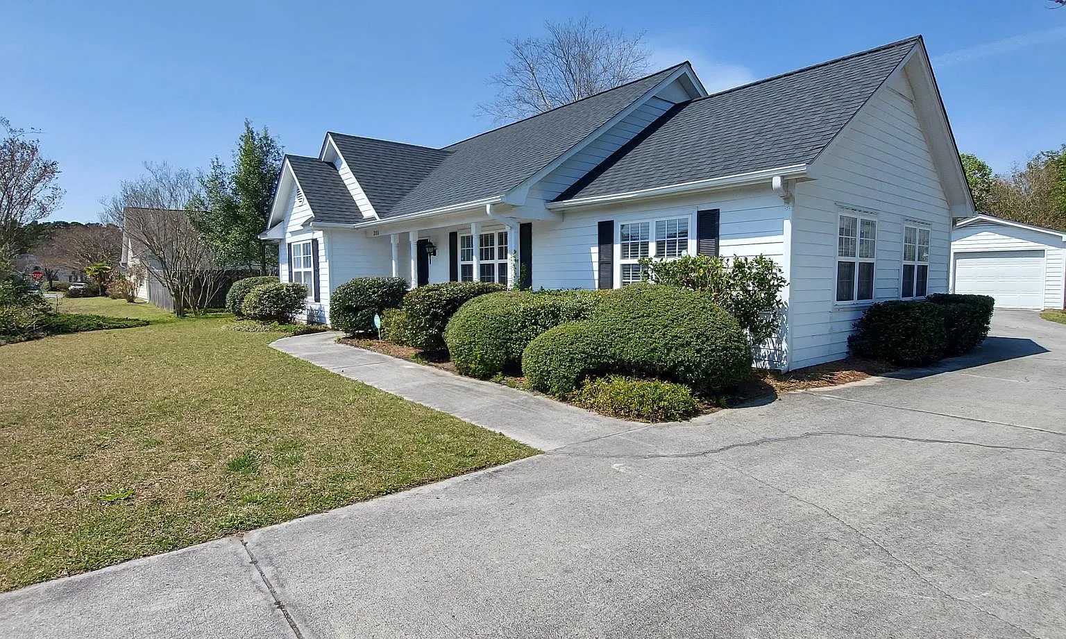 3 bed, 1599 sqft, $2,320 — Photo 3