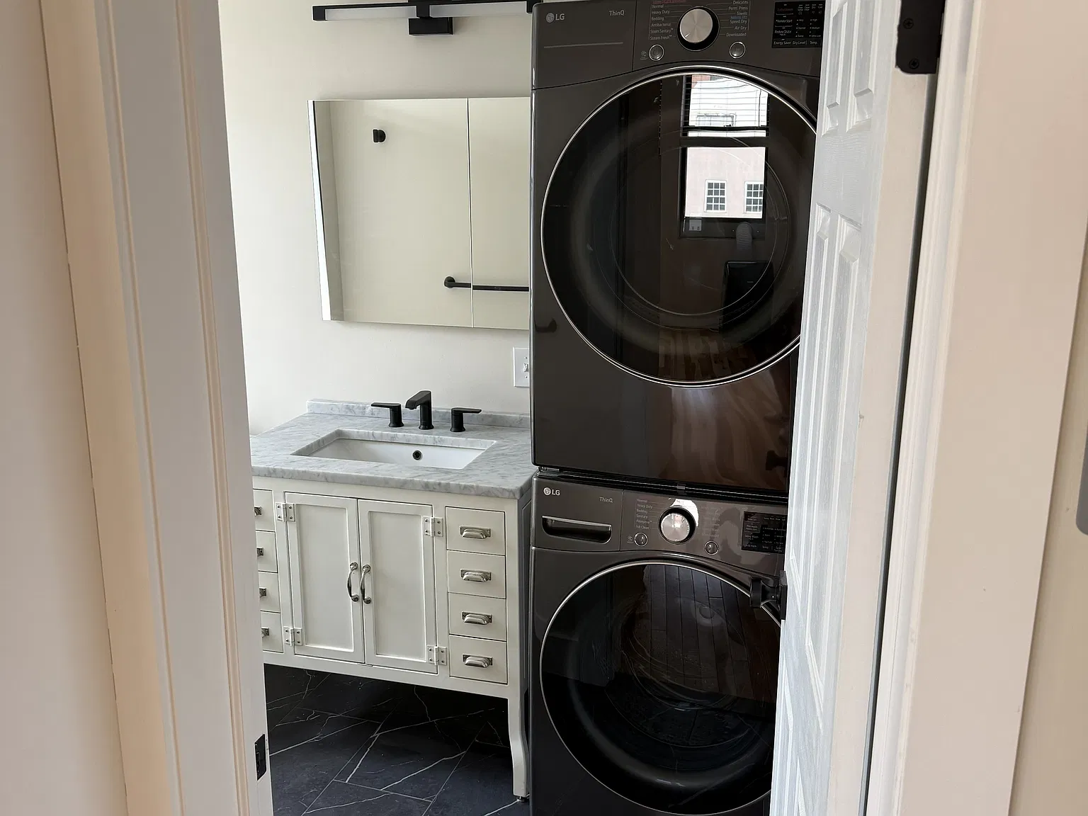 1 bed, 750 sqft, $2,400 — Photo 3